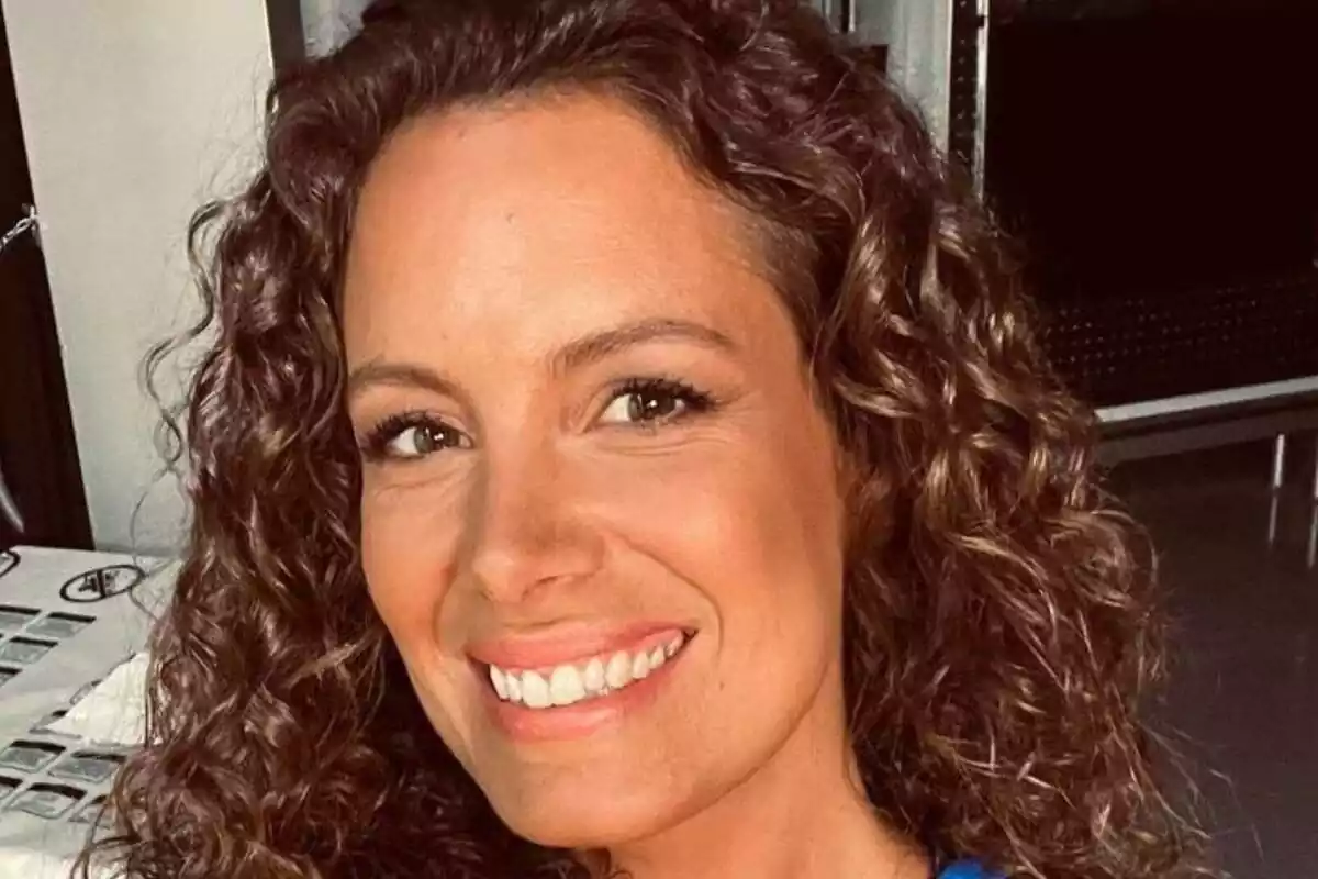 Primer pla de la presentadora Laura Madrueño fent-se una selfie molt somrient