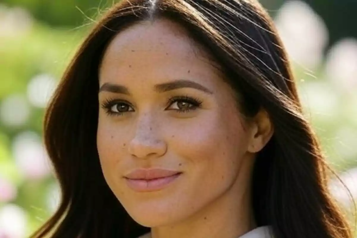 Primer pla de Meghan Markle mirant a la càmera en un entorn a l’aire lliure i assolellat. Primer pla de Meghan Markle mirant a la càmera en un entorn a l’aire lliure i assolellat.