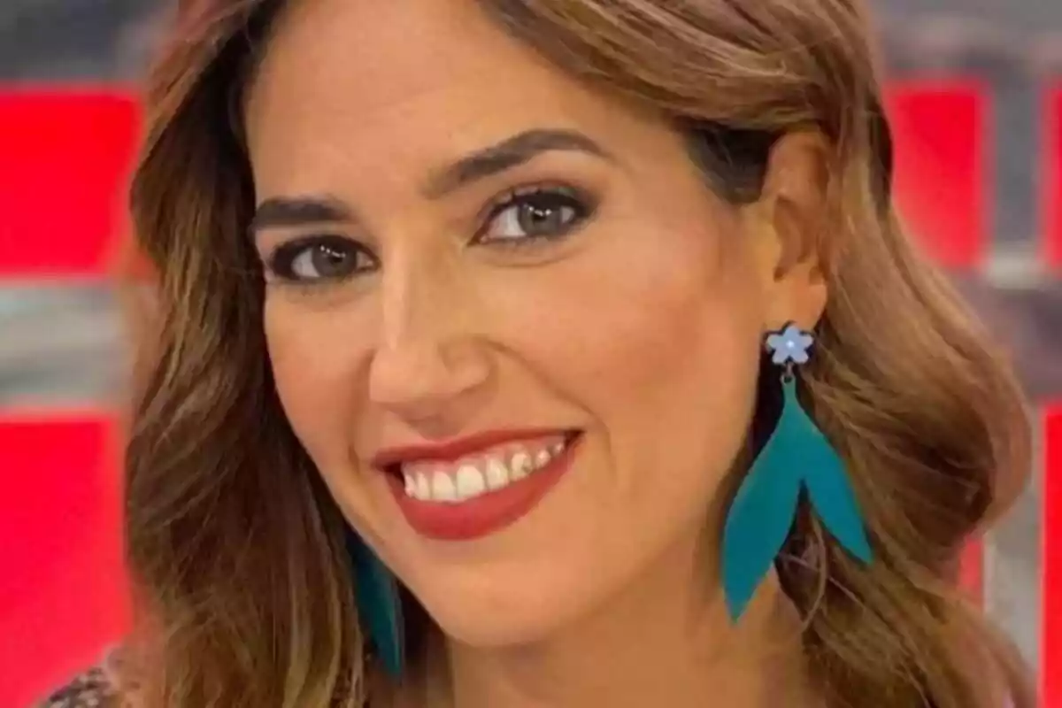 Primer pla de Núria Marín somrient al plató de 'Socialité' a Telecinco i mirant a càmera