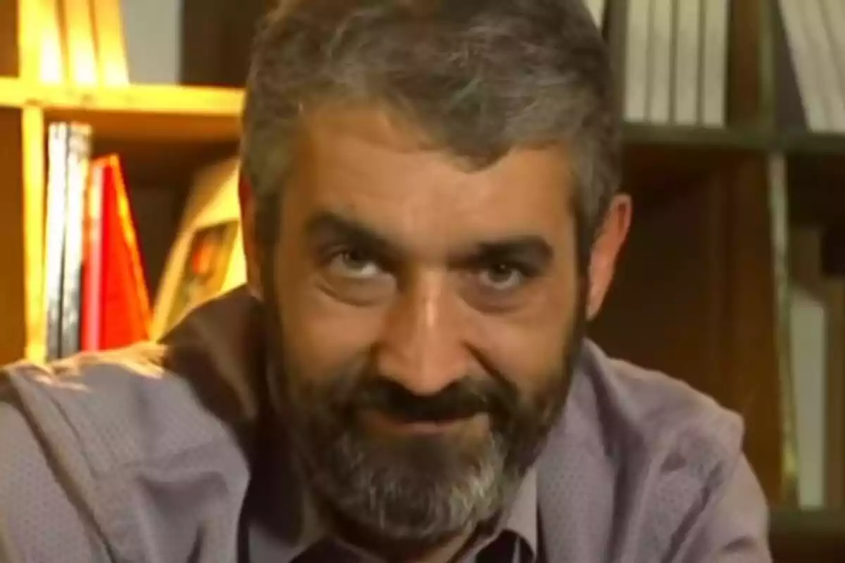 Primer pla de Roger de Gràcia en un programa de TV3 mig somrient i mirant a càmera.