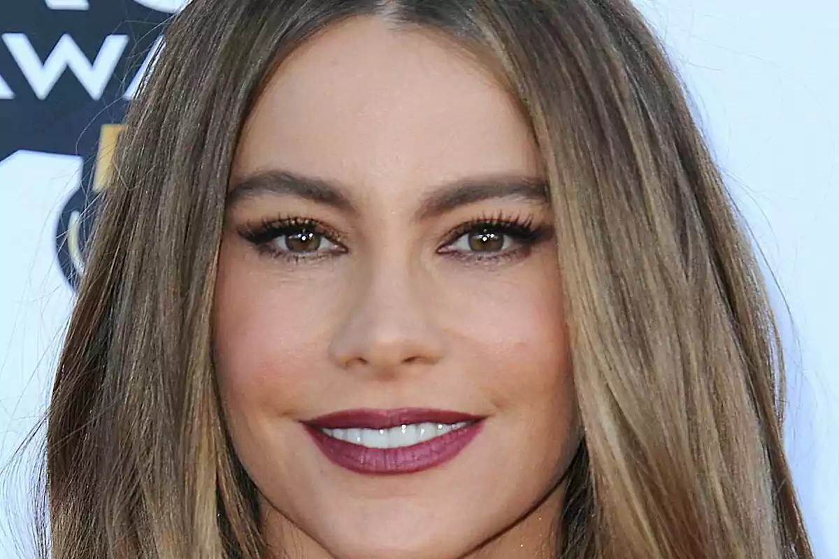 Primer plano de Sofía Vergara con rostro sonriente. Primer plano de Sofía Vergara con rostro sonriente.