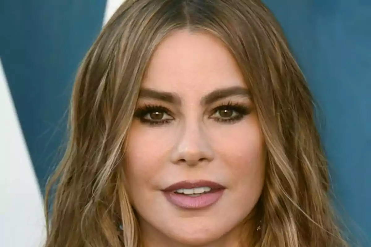 Primer plano de Sofía Vergara con rostro neutro. Primer plano de Sofía Vergara con rostro neutro.