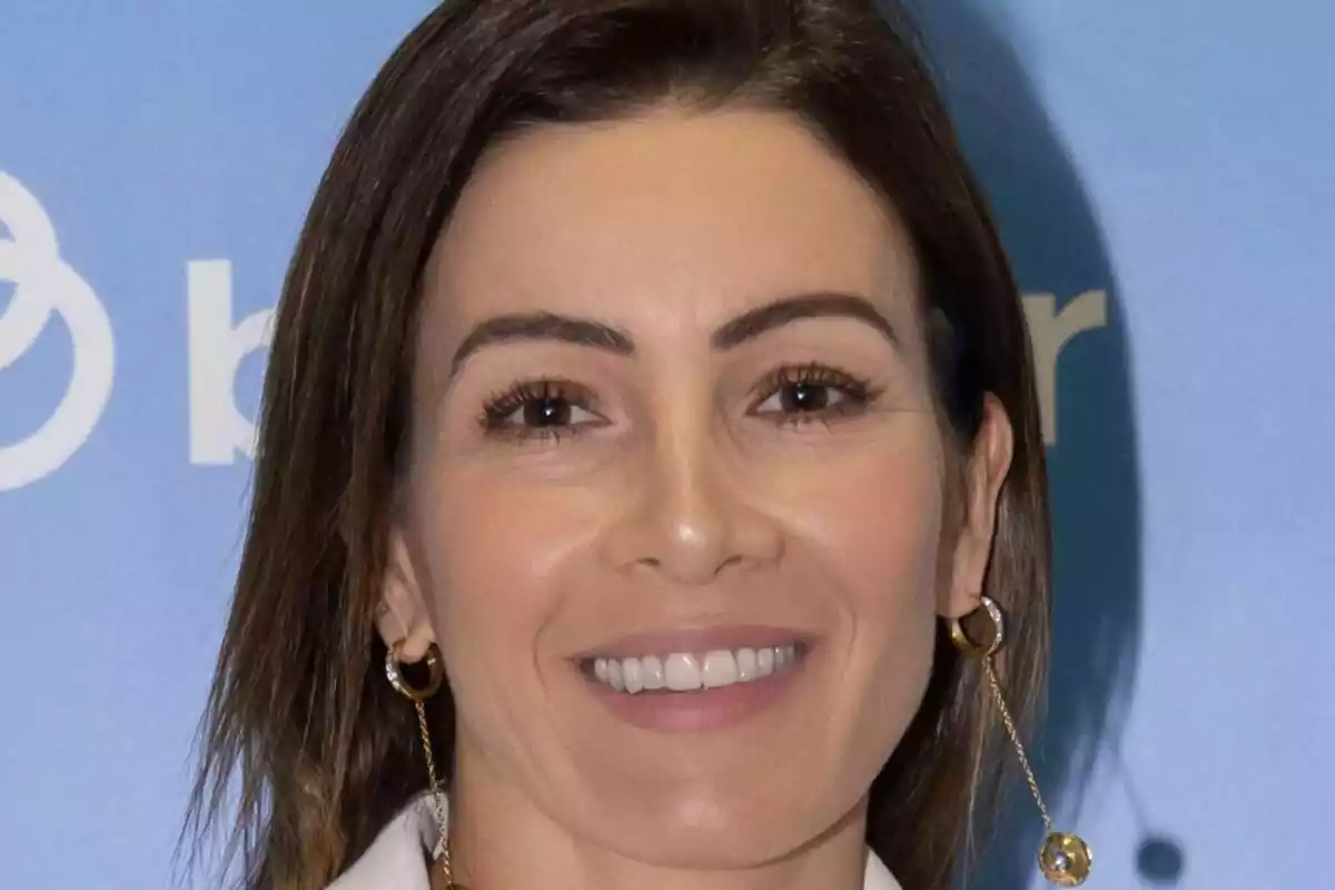 Primer pla de Virginia Troconis, somrient, a la correguda de bous benèfica pel Banc d'Aliments a la plaça de bous de Navalcarnero a 25 de Març de 2023 Primer pla de Virginia Troconis, somrient, a la correguda de bous benèfica pel Banc d'Aliments a la plaça de bous de Navalcarnero a 25 de Març de 2023