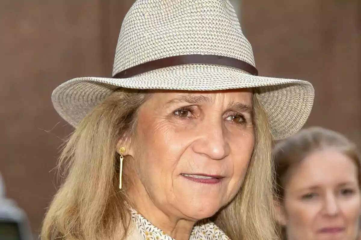 La infanta Elena amb barret de palla i arracades daurades. La infanta Elena amb barret de palla i arracades daurades.