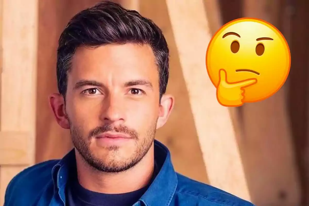 Jonathan Bailey amb una expressió neutral i un emoji de cara pensativa al costat.