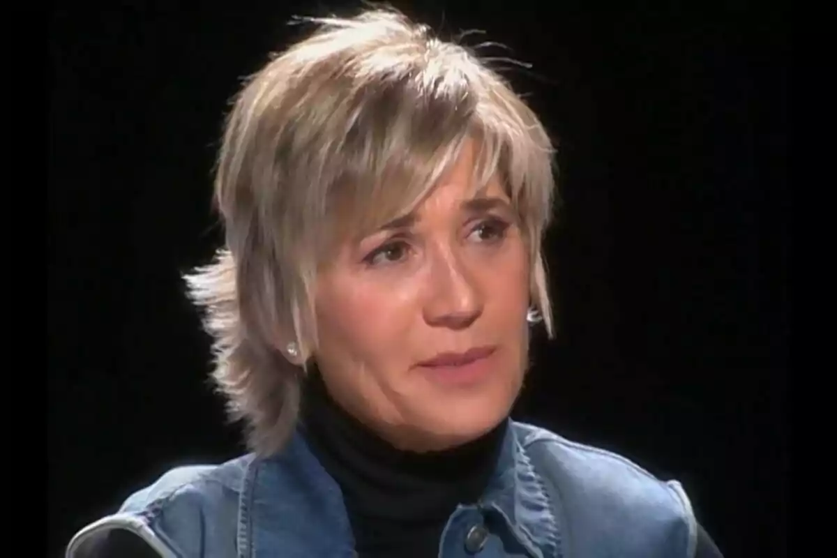 Julia Otero vestida amb una jaqueta de mezclilla i un suèter negre, en un fons fosc. Captura de 'Lo de Évole' l'1 de maig de 2022 Julia Otero vestida amb una jaqueta de mezclilla i un suèter negre, en un fons fosc. Captura de 'Lo de Évole' l'1 de maig de 2022