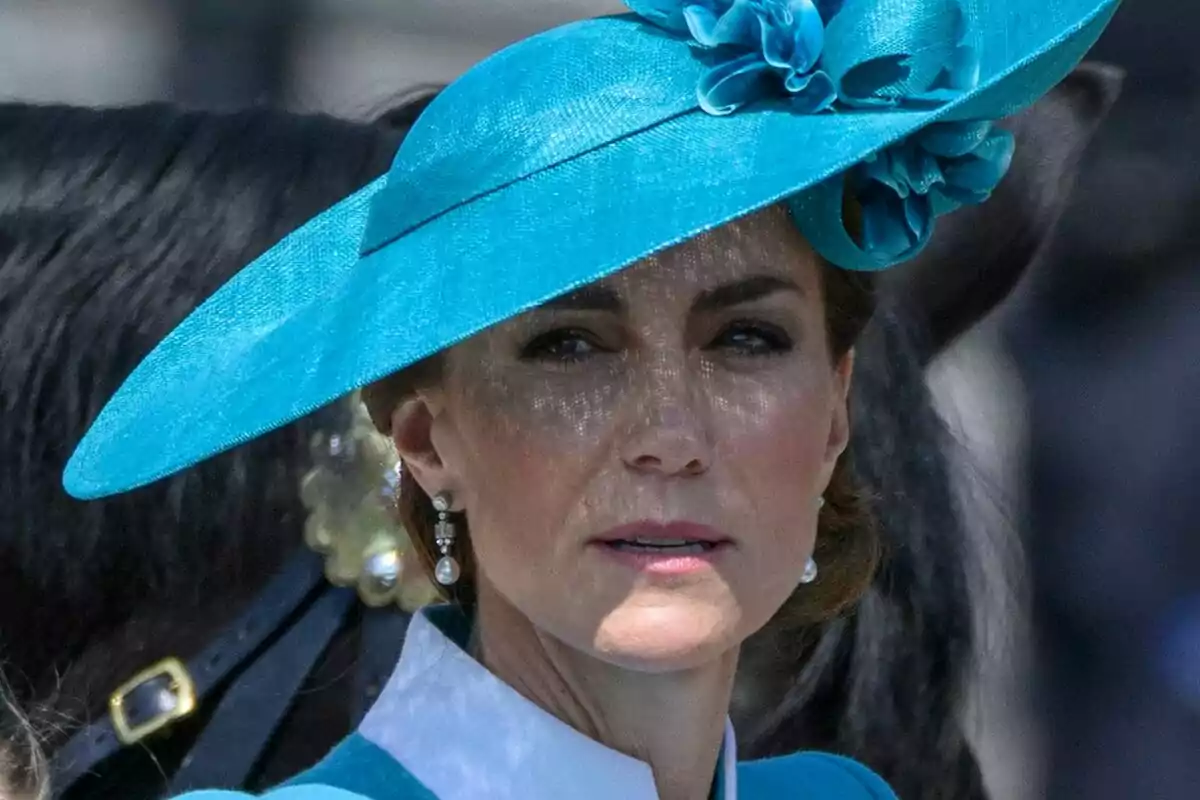 Woman wearing a blue hat decorated with flowers and pearl earrings, with a blurred background where part of a black horse can be seen Woman wearing a blue hat decorated with flowers and pearl earrings, with a blurred background where part of a black horse can be seen