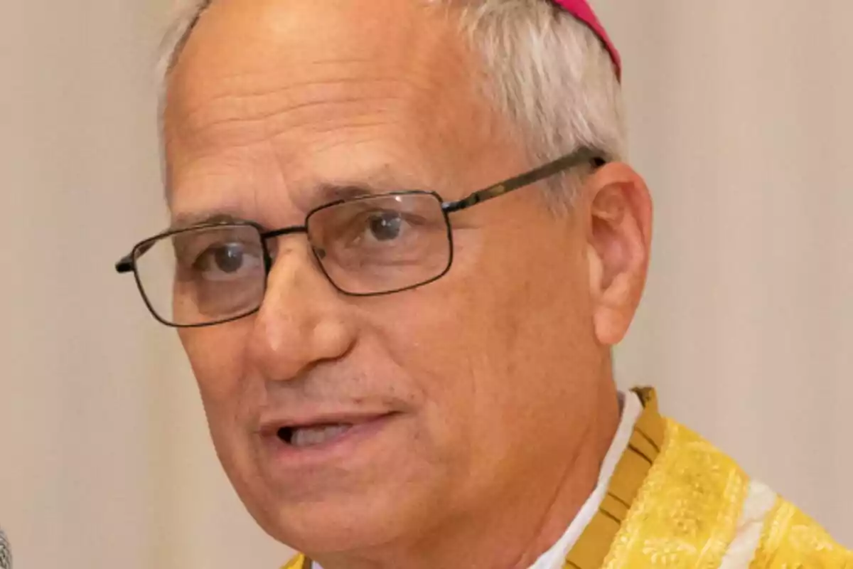Primer pla del Papa Lleó XIV amb ulleres i vestimenta religiosa, amb un fons neutre. Primer pla del Papa Lleó XIV amb ulleres i vestimenta religiosa, amb un fons neutre.