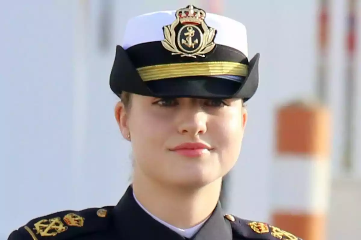 Leonor amb uniforme militar i gorra blanca amb insígnia daurada.