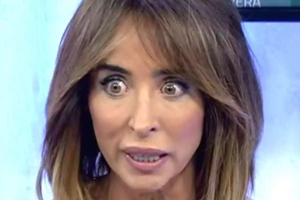Muntatge de fotos de María Patiño amb cara de sorpresa en un plató de televisió