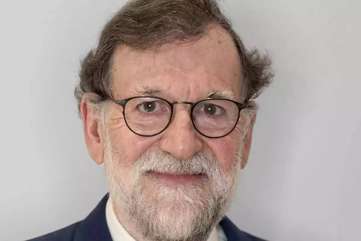 Maríano Rajoy amb barba i ulleres somriu lleugerament mirant a la càmera. Maríano Rajoy amb barba i ulleres somriu lleugerament mirant a la càmera.