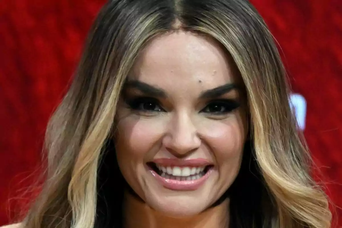 Primer pla de Melody somrient durant la roda de premsa oferida després del seu pas per Eurovisió, el 26 de maig de 2025, a Madrid. Primer pla de Melody somrient durant la roda de premsa oferida després del seu pas per Eurovisió, el 26 de maig de 2025, a Madrid.