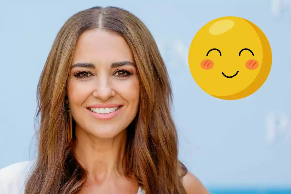 Paula Echevarría somrient amb un emoji feliç al costat.