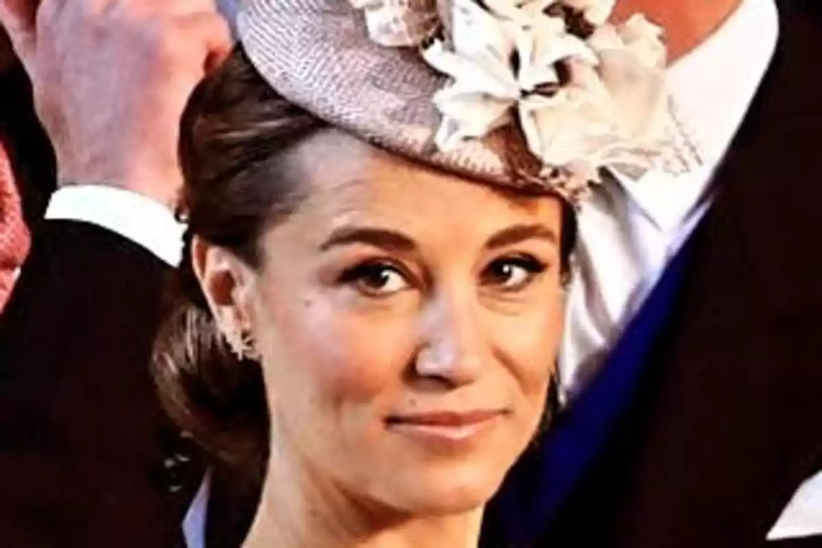 Pippa Middleton con un sombrero elegante y una expresión serena. Pippa Middleton con un sombrero elegante y una expresión serena.