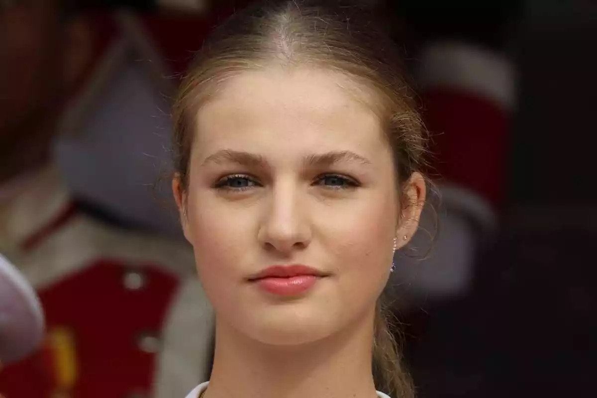 Primer pla de la princesa Leonor a la jura de la Constitució