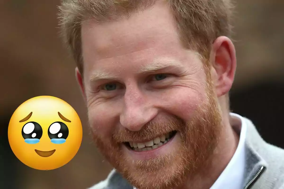 Un hombre pelirrojo sonriente con un emoji de carita emocionada al lado.