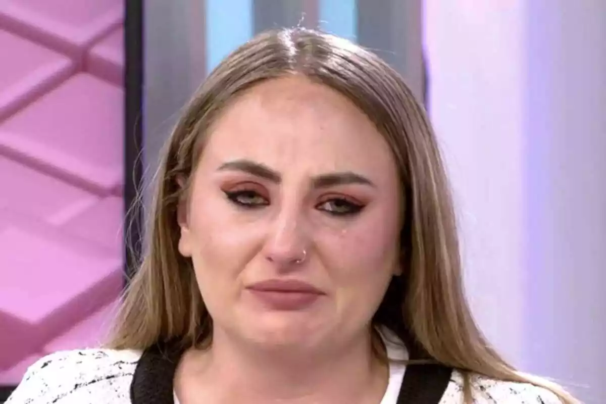 Primer plànol de Rocío Flores plorant en 'El programa de Ana Rosa' en Telecinco