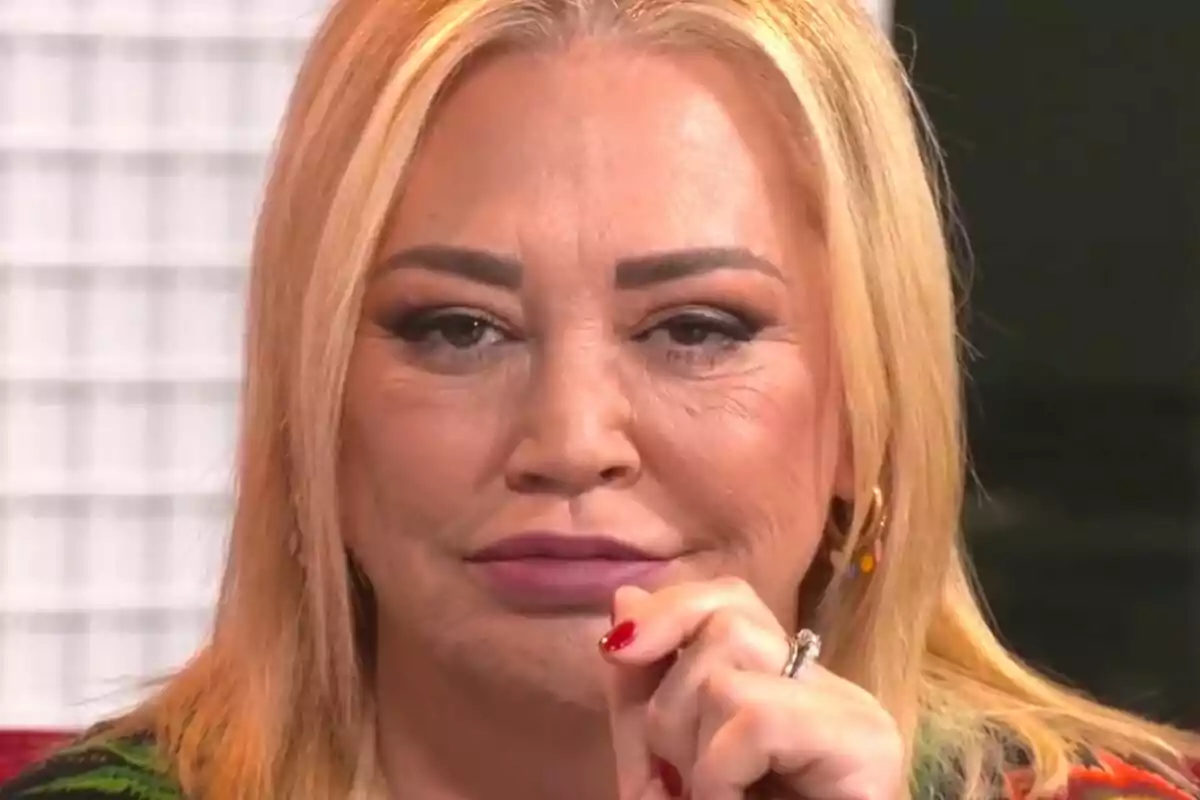 Primer pla de Belén Esteban en un plató de televisió amb rostre neutre. Primer pla de Belén Esteban en un plató de televisió amb rostre neutre.