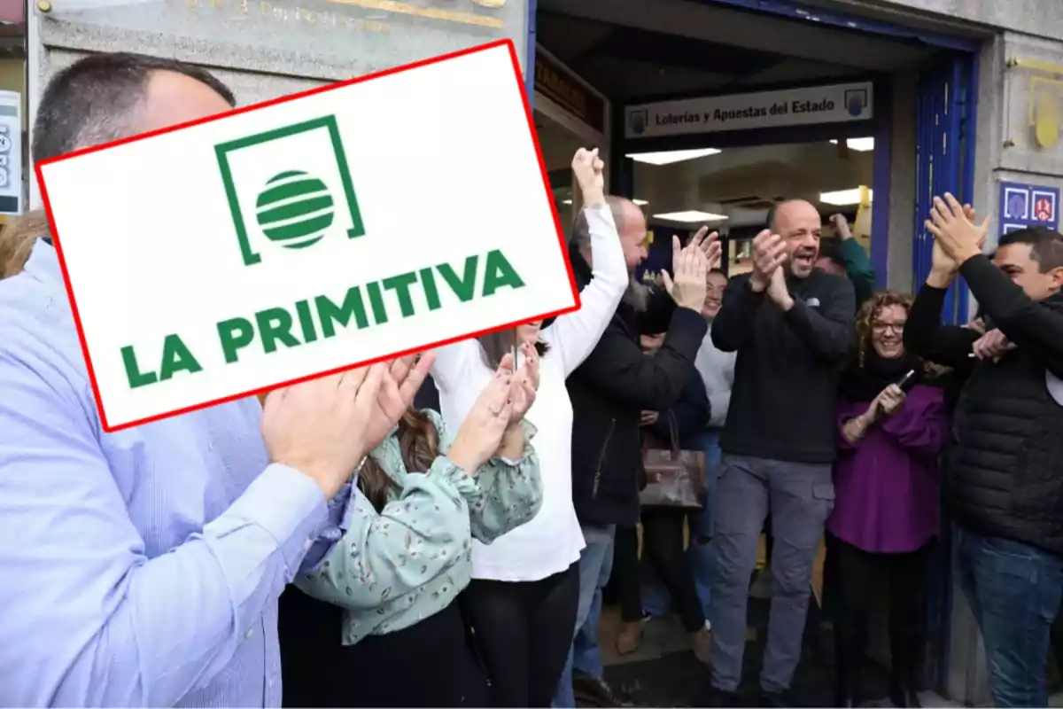 Un grup de persones celebra fora d'una botiga de loteries amb un cartell de “La Primitiva” en primer pla.