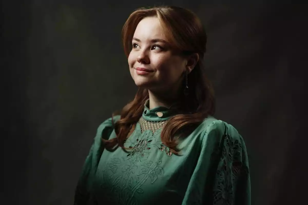 Princesa Ariane de Holanda, con cabello castaño y suelto lleva un vestido verde con detalles bordados