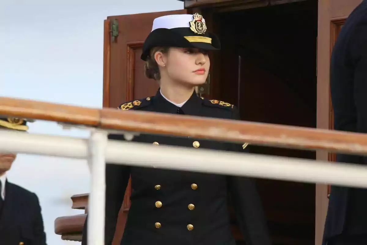 La Princesa Leonor durant l'embarcament al vaixell escola 'Juan Sebastián de Elcano'. A 08 de gener de 2024, a Cadis.