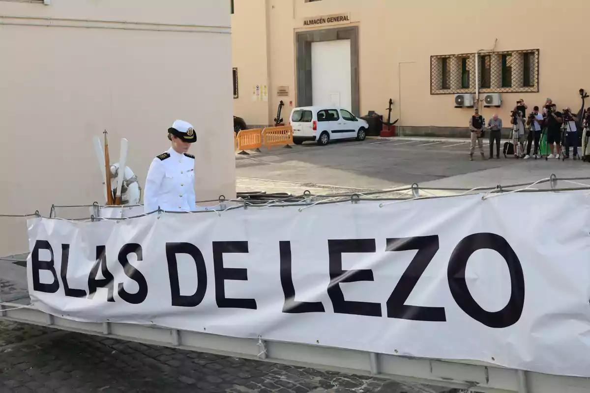 Leonor al costat d’una pancarta que diu Blas de Lezo en un port amb periodistes al fons Leonor al costat d’una pancarta que diu Blas de Lezo en un port amb periodistes al fons