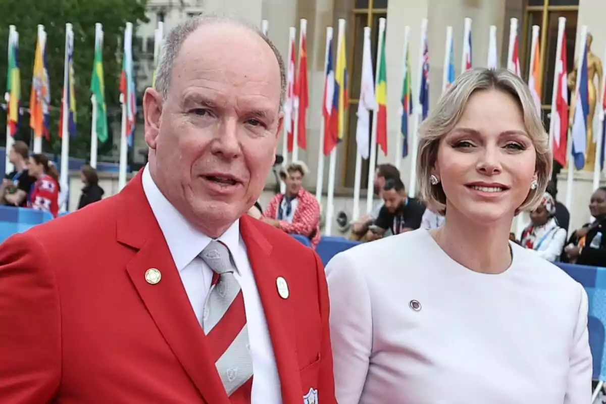 El príncipe Alberto II y la princesa Charlene de Mónaco, ambos sonrientes en un entorno exterior. El príncipe Alberto II y la princesa Charlene de Mónaco, ambos sonrientes en un entorno exterior.