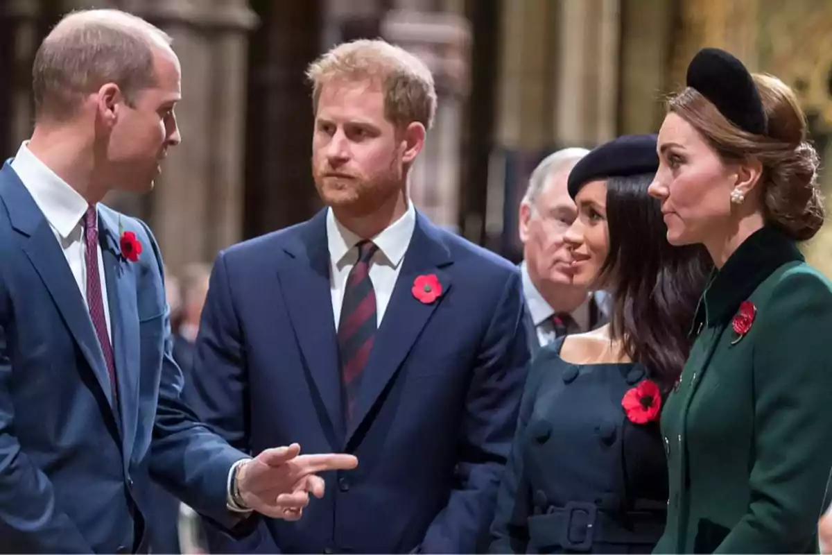 El príncep Guillem, el príncep Harry, Meghan Markle i Kate Middleton vestits formalment conversant en un esdeveniment. El príncep Guillem, el príncep Harry, Meghan Markle i Kate Middleton vestits formalment conversant en un esdeveniment.