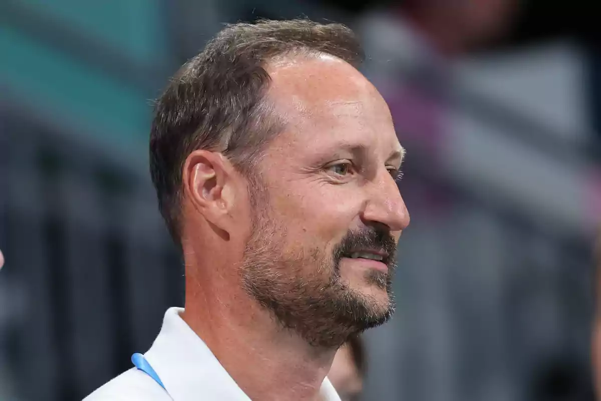 Prince Haakon in profile with a beard and short hair in an indoor setting. Prince Haakon in profile with a beard and short hair in an indoor setting.