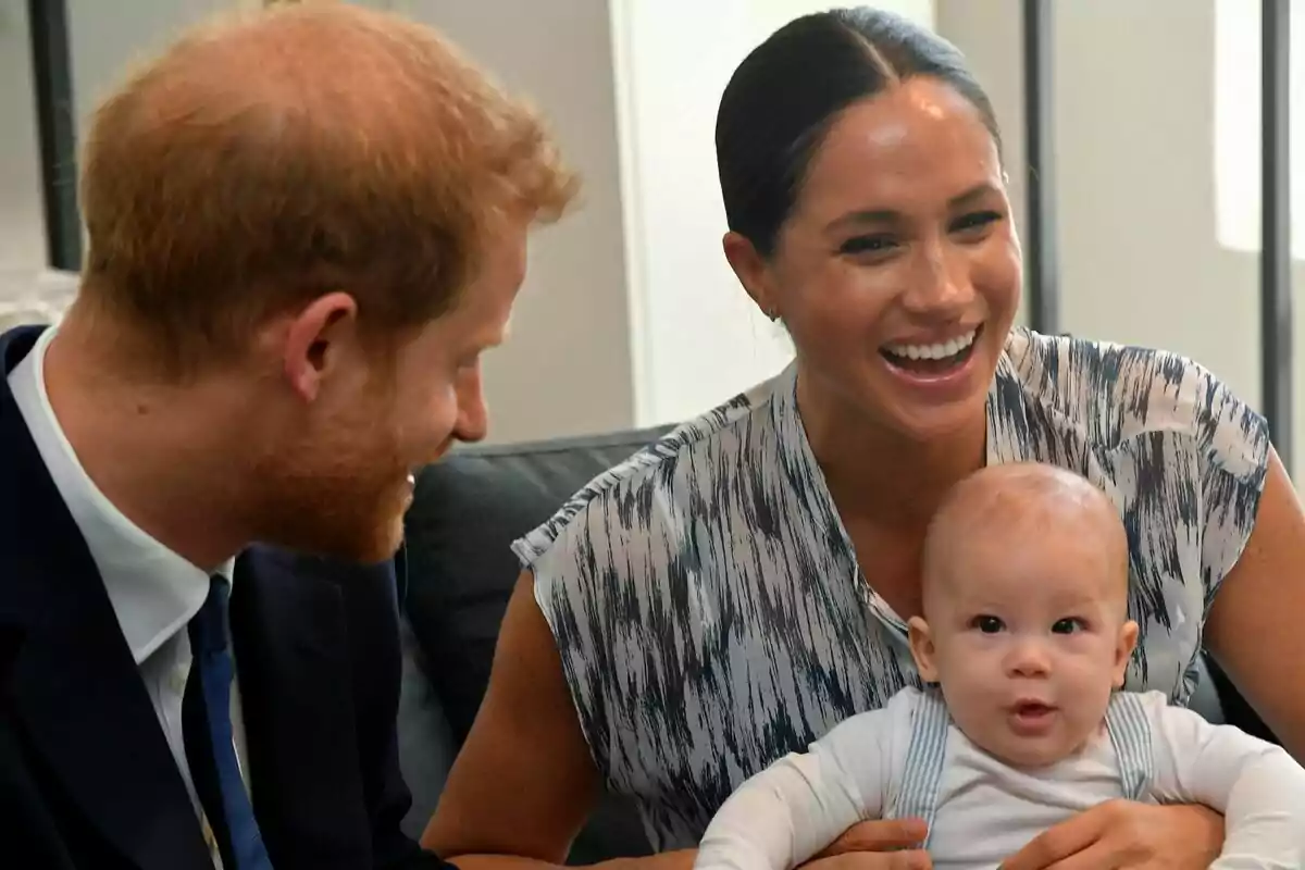 El príncipe Harry, duque de Sussex, y su esposa Meghan, duquesa de Sussex, junto con su hijo Archie se reúnen con el arzobispo Desmond Tutu y la señora Tutu en la fundación de su legado. El príncipe Harry, duque de Sussex, y su esposa Meghan, duquesa de Sussex, junto con su hijo Archie se reúnen con el arzobispo Desmond Tutu y la señora Tutu en la fundación de su legado.