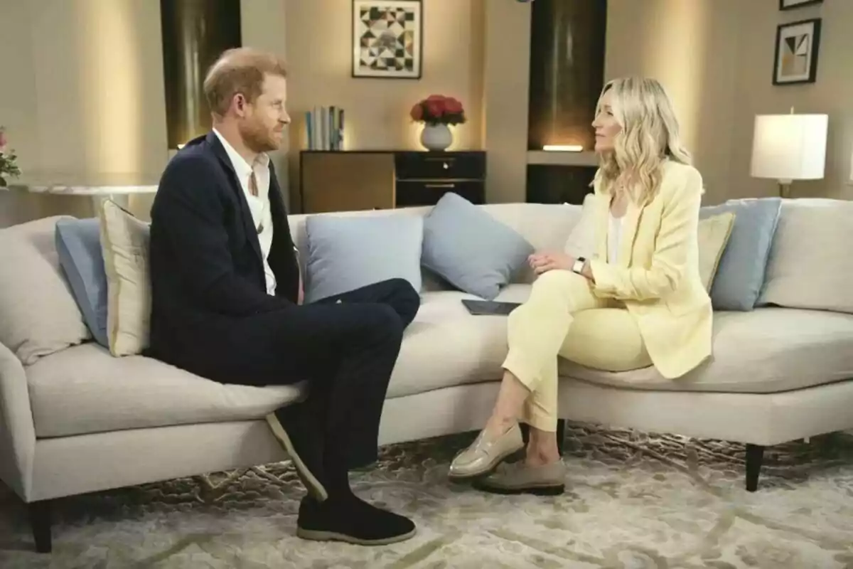 Príncep Harry i periodista asseguts en un sofà, Harry amb vestit fosc i l'altra amb vestit clar, conversant en un ambient elegant i ben il·luminat.