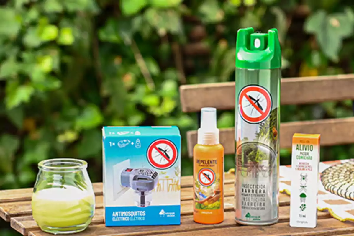 Diversos productes per protegir-se dels mosquits són damunt d’una taula de fusta en un jardí.