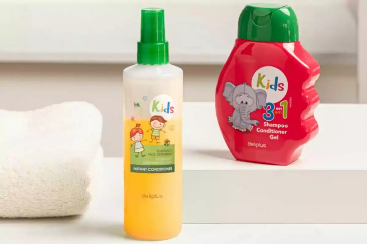 Botellas de productos para niños sobre una superficie blanca, una es un acondicionador instantáneo y la otra es un shampoo acondicionador gel 3 en 1.