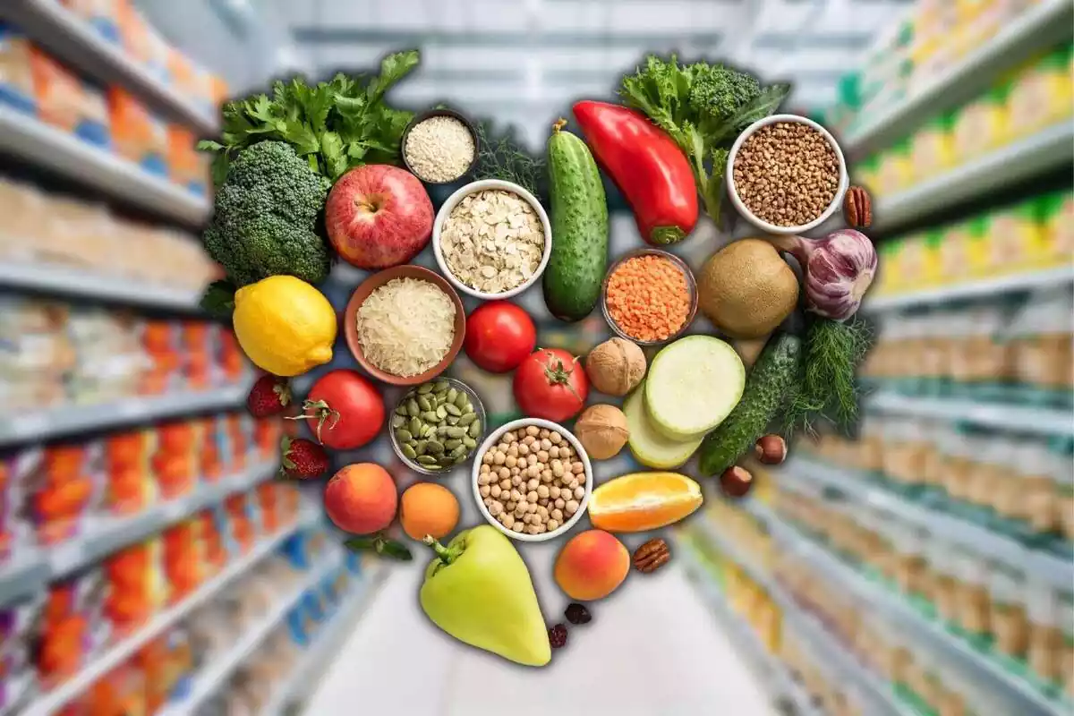 Conjunt d´aliments saludables amb un fons d´un supermercat