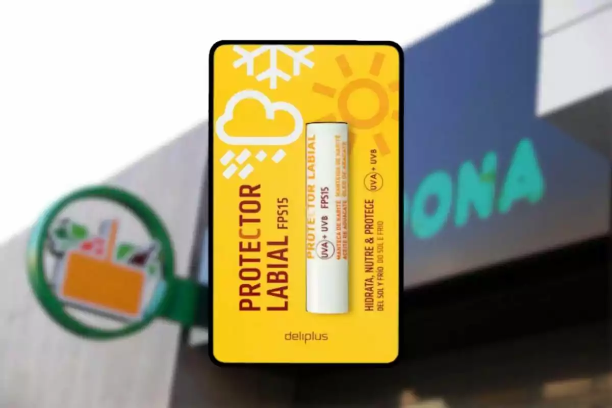 Protector labial FPS15 de la marca Deliplus davant d'una botiga. Protector labial FPS15 de la marca Deliplus davant d'una botiga.