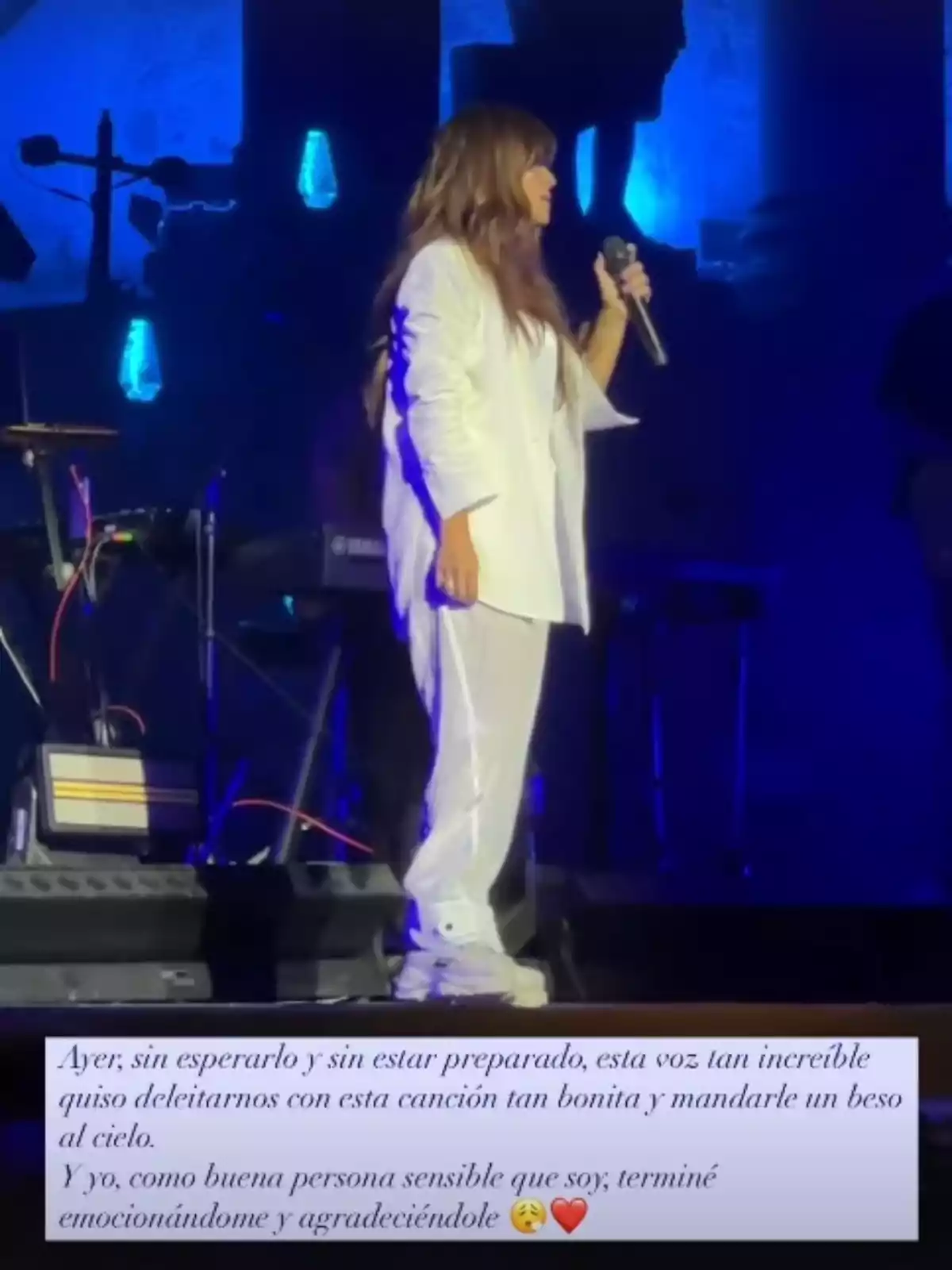 Story de Gloria Camila en què es mostra Vanesa Martín, vestida de blanc en un concert, i li agraeix haver homenatjat la seva mare. Story de Gloria Camila en què es mostra Vanesa Martín, vestida de blanc en un concert, i li agraeix haver homenatjat la seva mare.