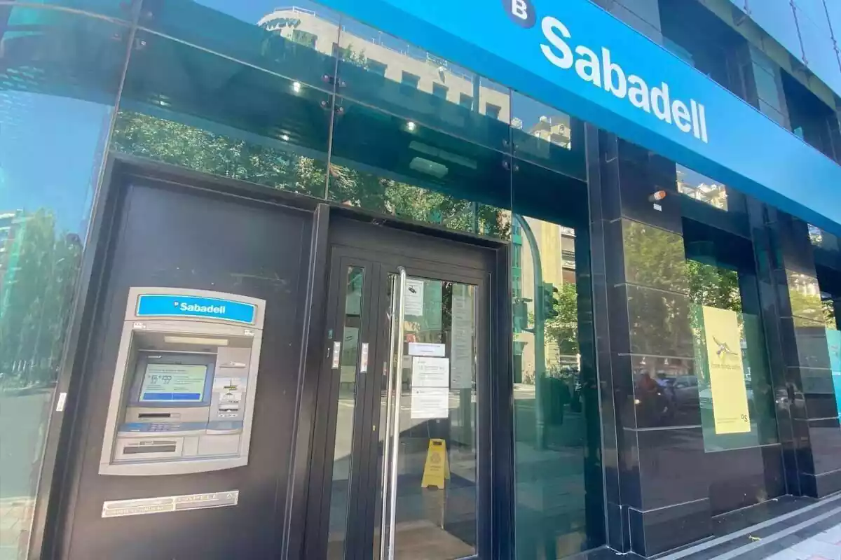 Porta i caixer exterior de l'oficina del Banc Sabadell