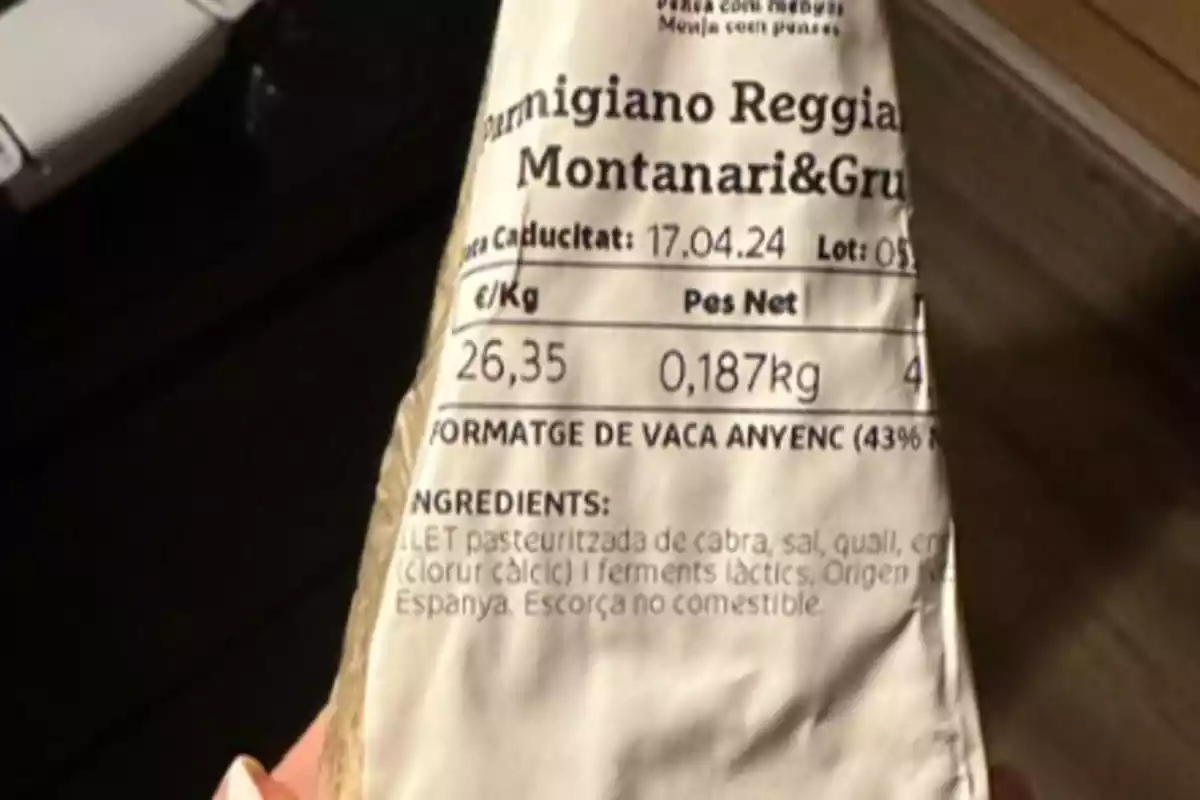 Un formatge etiquetatge amb els seus ingredients