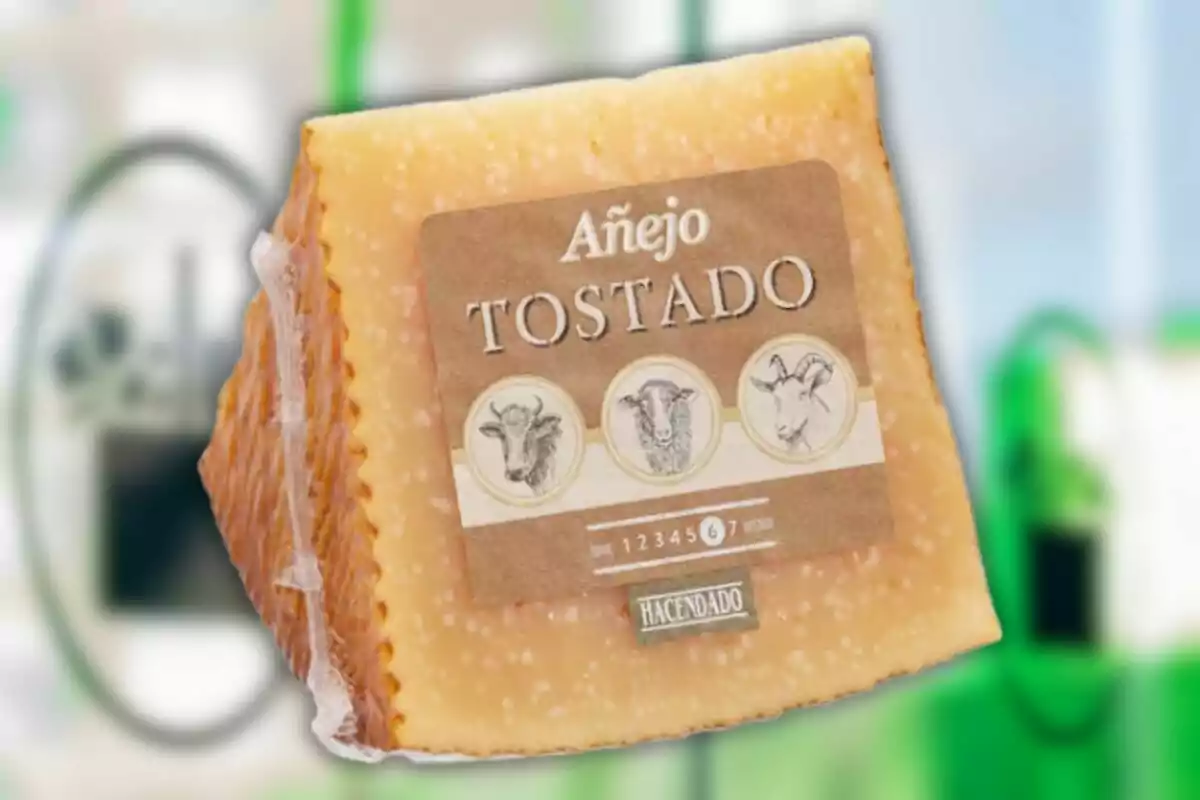 Un tros de formatge vell torrat amb una etiqueta que mostra dibuixos d'animals i la marca Hacendado. Un tros de formatge vell torrat amb una etiqueta que mostra dibuixos d'animals i la marca Hacendado.