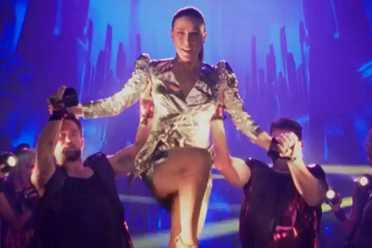 Captura de Raquel Sánchez Silva a l'aire sostinguda per dos ballarins de Tu Cara Me Suena Captura de Raquel Sánchez Silva a l'aire sostinguda per dos ballarins de Tu Cara Me Suena