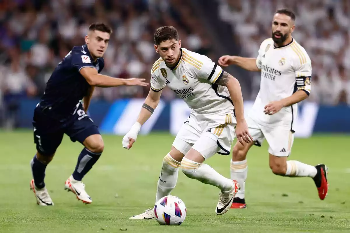 imagen del partido entre Real Madrid y Real Sociedad con Fede Valverde conduciendo el balón