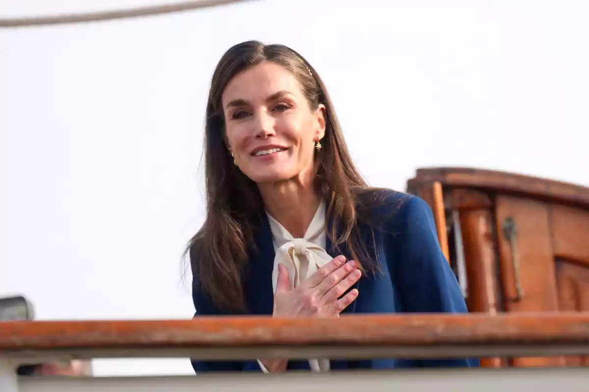 Letizia amb la mà al pit mentre està dreta en un vaixell. Letizia amb la mà al pit mentre està dreta en un vaixell.