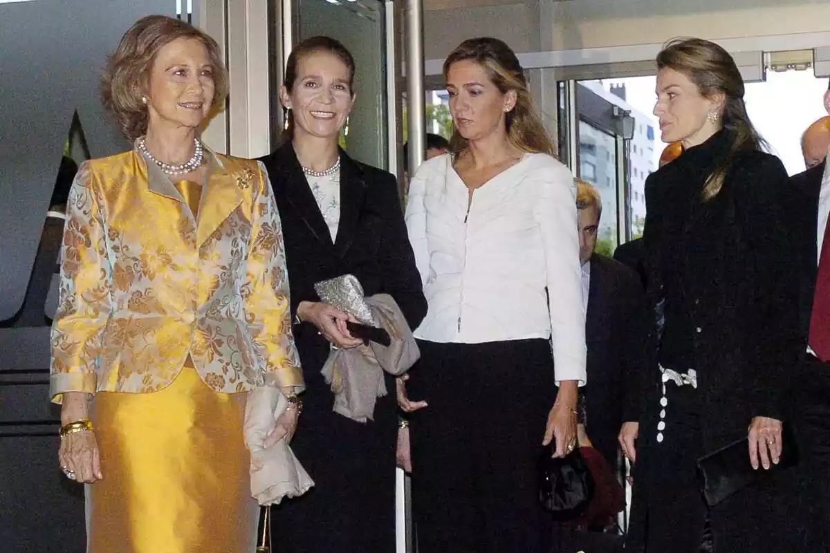 Letizia Ortiz i les infantes Elena i Cristina de Borbó, totes acompanyades de la reina emèrita Sofia, en un concert per l'alzheimer que es va produir el 2006 Letizia Ortiz i les infantes Elena i Cristina de Borbó, totes acompanyades de la reina emèrita Sofia, en un concert per l'alzheimer que es va produir el 2006