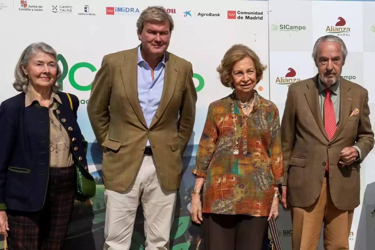 Un grup de quatre persones posa davant d'un fons amb logotips de diverses organitzacions, tots vestits de manera elegant i formal. Un grup de quatre persones posa davant d'un fons amb logotips de diverses organitzacions, tots vestits de manera elegant i formal.