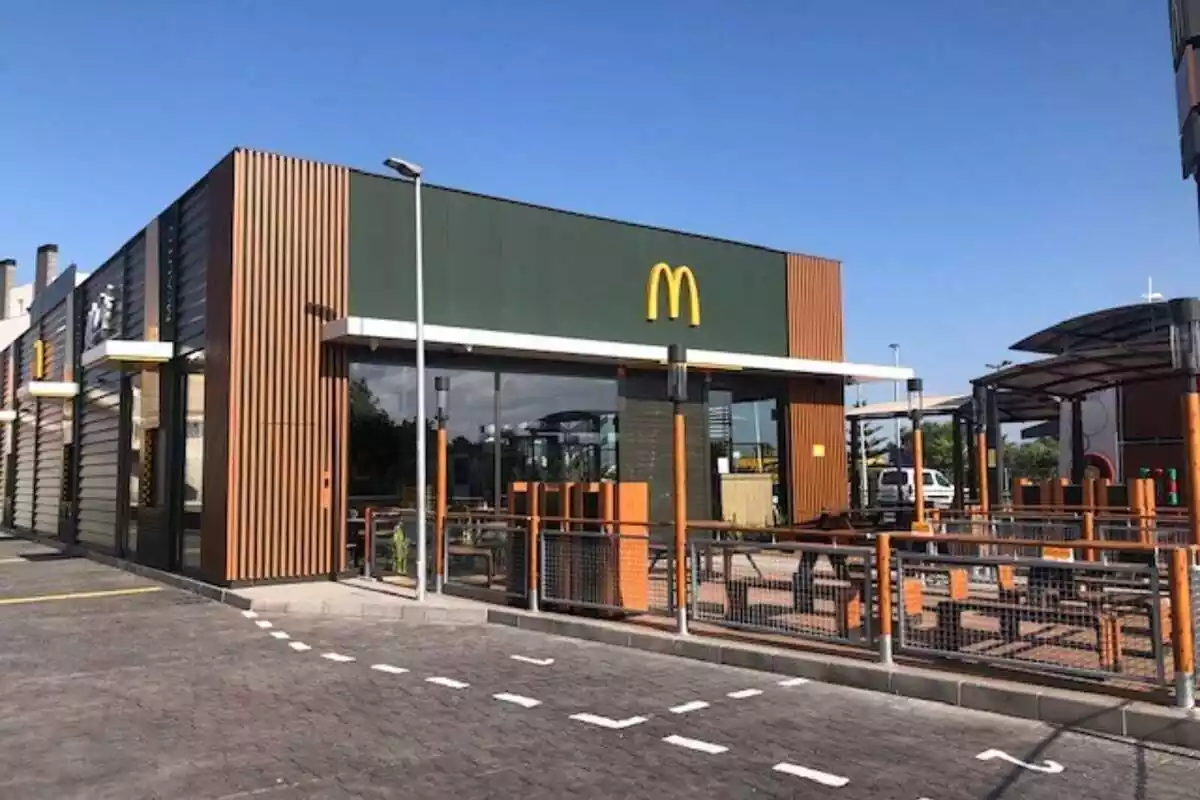 Exterior view of a restaurant of the McDonalds chain in Benijófar, Alicante Exterior view of a restaurant of the McDonalds chain in Benijófar, Alicante