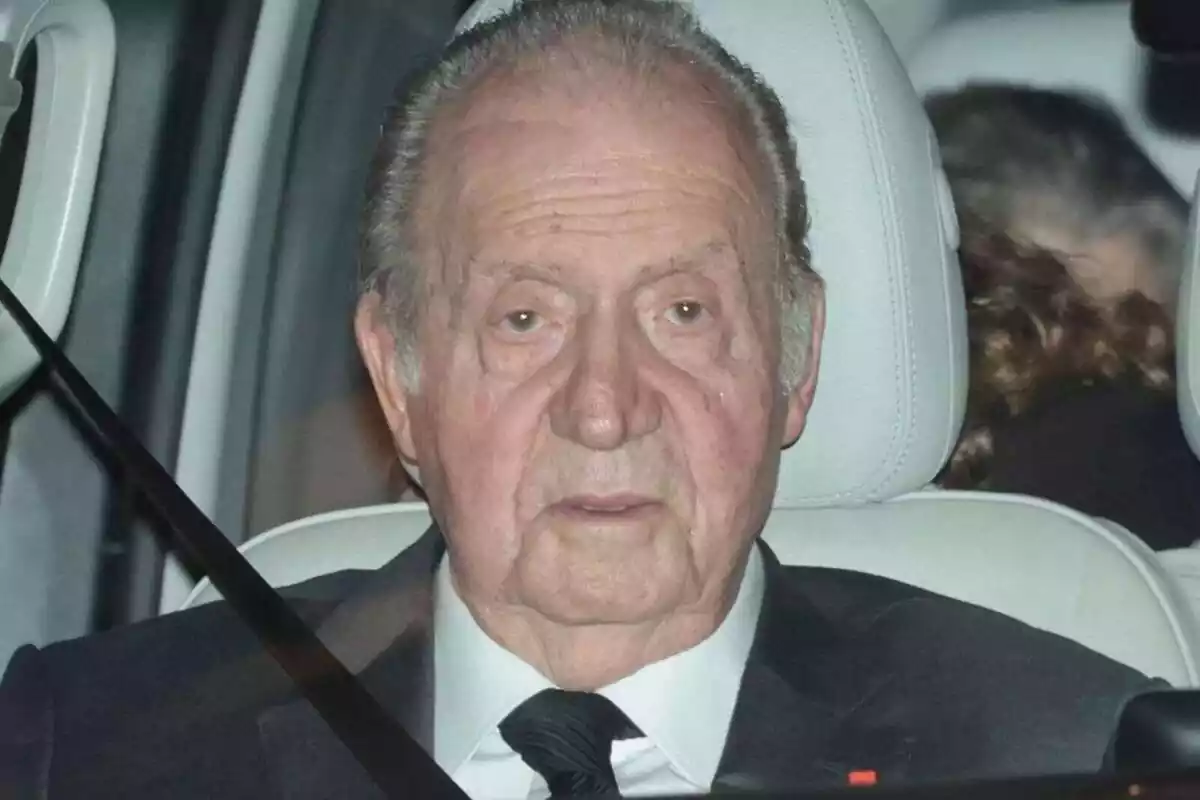Juan Carlos I al seient d'un cotxe i amb el cinturó posat