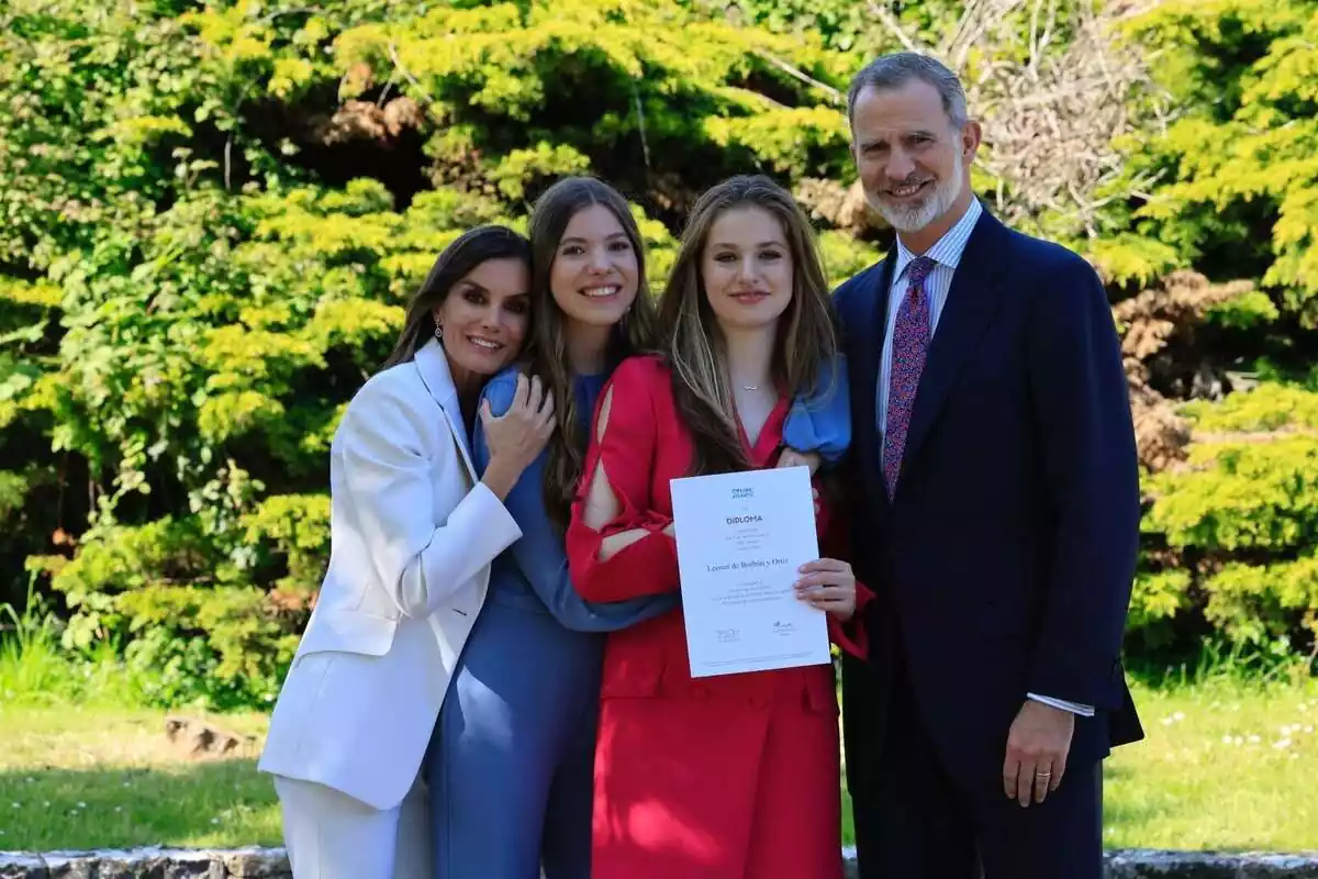 El rei Felip, Letizia Ortiz i les seves filles, Leonor i Sofia de Borbón, posant somrients a la graduació de Leonor