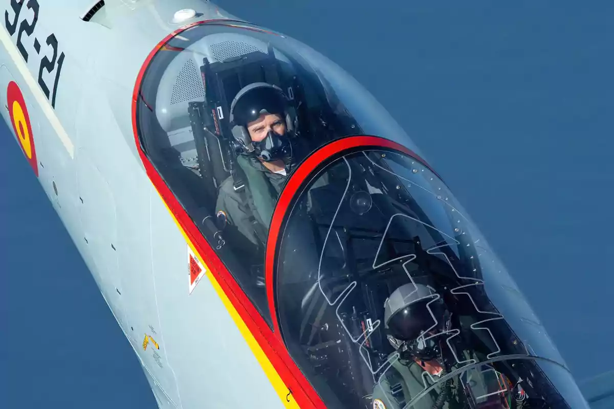 Felipe VI wearing helmets and masks inside the cockpit of a military aircraft in flight Felipe VI wearing helmets and masks inside the cockpit of a military aircraft in flight