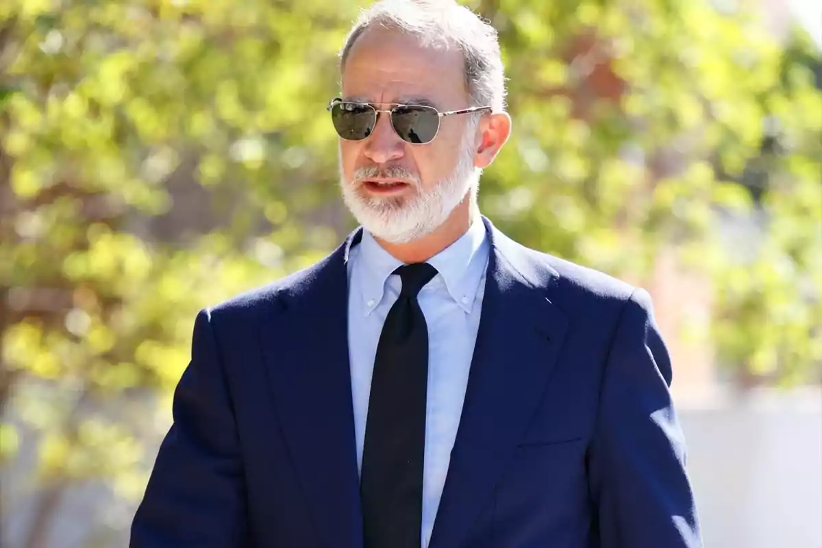 El rei Felip VI, amb vestit blau marí, corbata negra i ulleres de sol, llueix semblant seriós acudint a l'últim adéu de Juan Gómez-Acebo El rei Felip VI, amb vestit blau marí, corbata negra i ulleres de sol, llueix semblant seriós acudint a l'últim adéu de Juan Gómez-Acebo