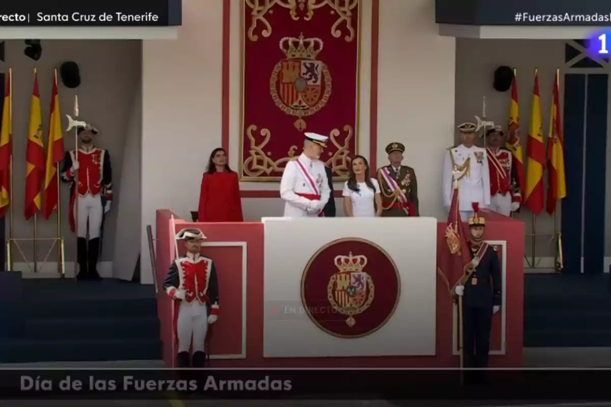 Els reis Felip i Letícia a la tribuna presidint el Dia de les Forces Armades 2025 Els reis Felip i Letícia a la tribuna presidint el Dia de les Forces Armades 2025